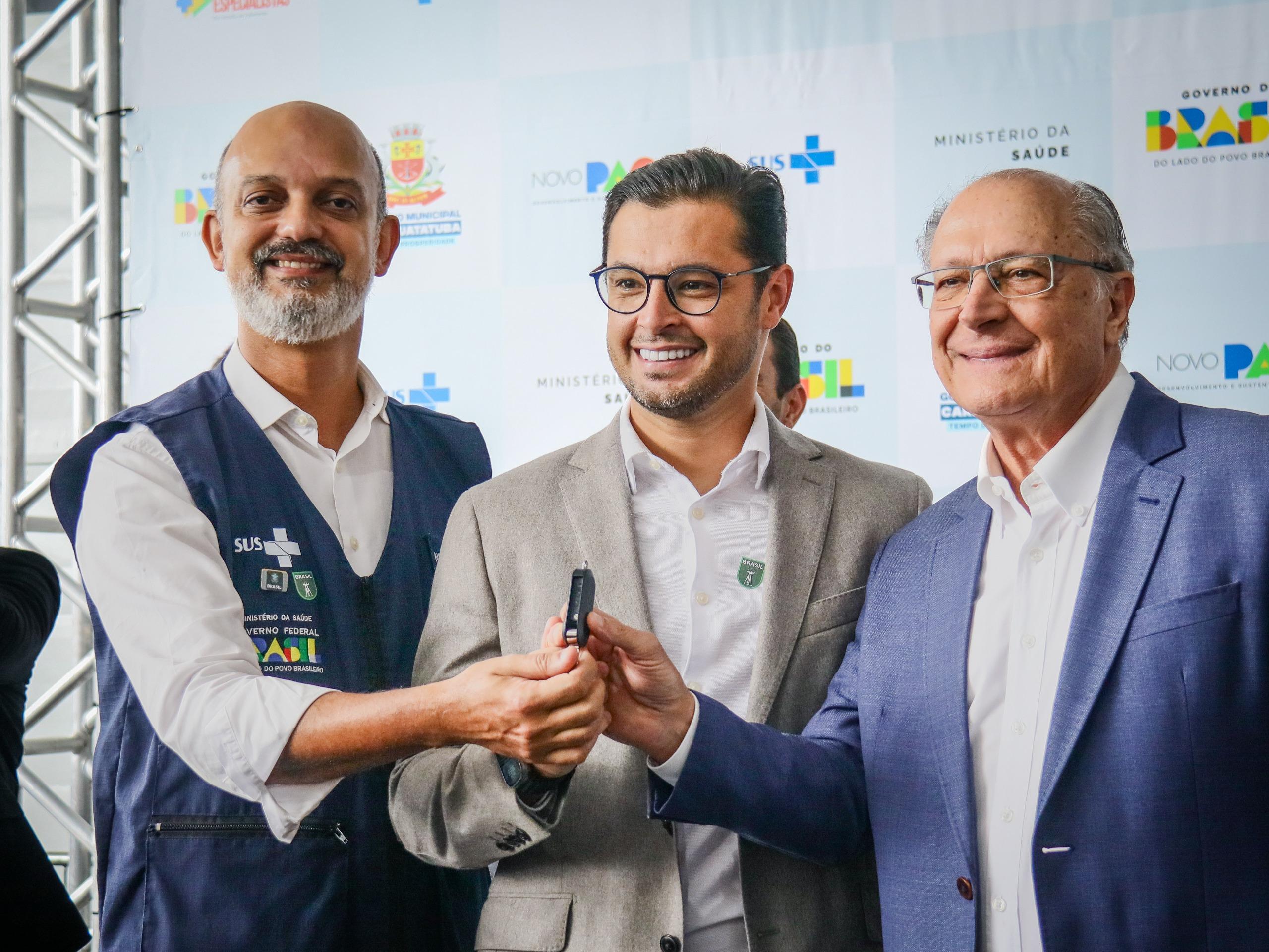 SÃO SEBASTIÃO RECEBE AMBULÂNCIAS DAS MÃOS DE ALCKMIN